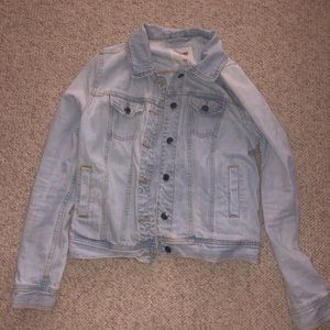 LIGHT WASH JEAN JACKET